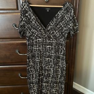 Ann Taylor size 6 V-neck work dress black and cream!  Thick material
